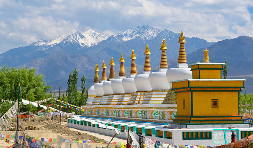 Chortens-Stupas_in_Leh